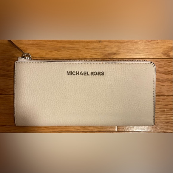 Michael Kors Handbags - MICHAEL KORS Quarter Zip Wallet NEVER USED!!